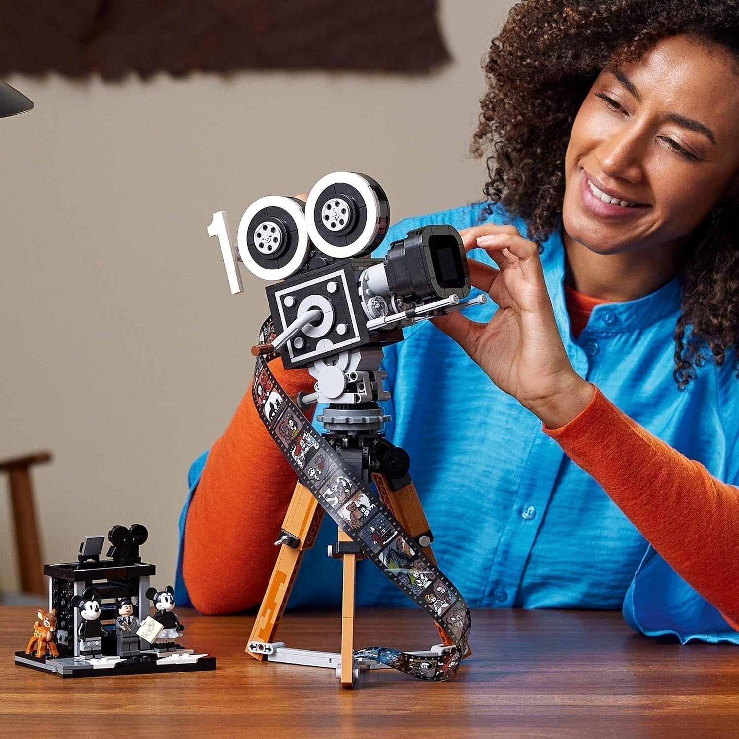 LEGO | Appareil photo Disney - Hommage à Walt Disney, Ensemble pour adultes avec mini-figurines de Mickey et Minnie Mouse, figurines de Bambi et Dumbo, Cadeau pour femmes, hommes et fans, Exposition 43230 Jeux de construction Besuche den LEGO-Store
