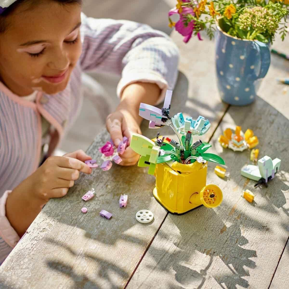 LEGO Creator Ensemble d'arroseurs de fleurs 3 en 1, décoration de chambre d'enfant, construisez un arroseur avec un bouquet de fleurs, des bottes en caoutchouc ou 2 oiseaux jouets, cadeau créatif pour filles et garçons de 8 ans 31149 Ensembles de construction Besuche den LEGO-Store