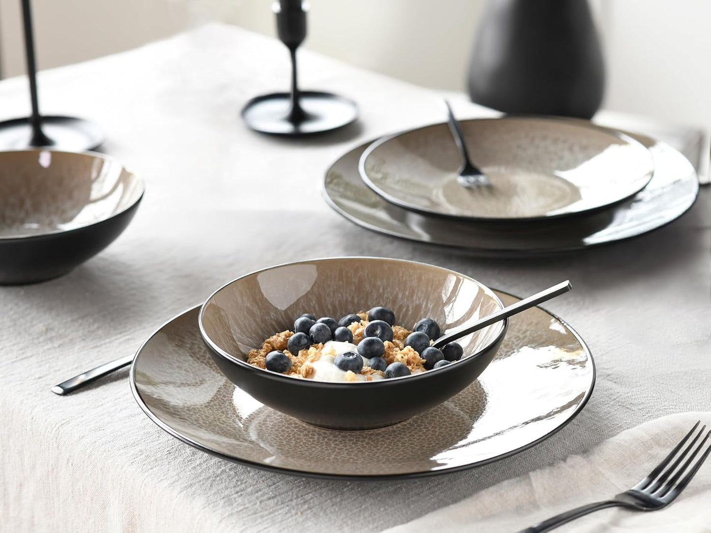 CreaTable, 24464, Série Malmö Beige, Service de table 18 pièces pour 6 personnes, Service d'assiettes en grès, Passe au lave-vaisselle et au micro-ondes, Fabrication de qualité
