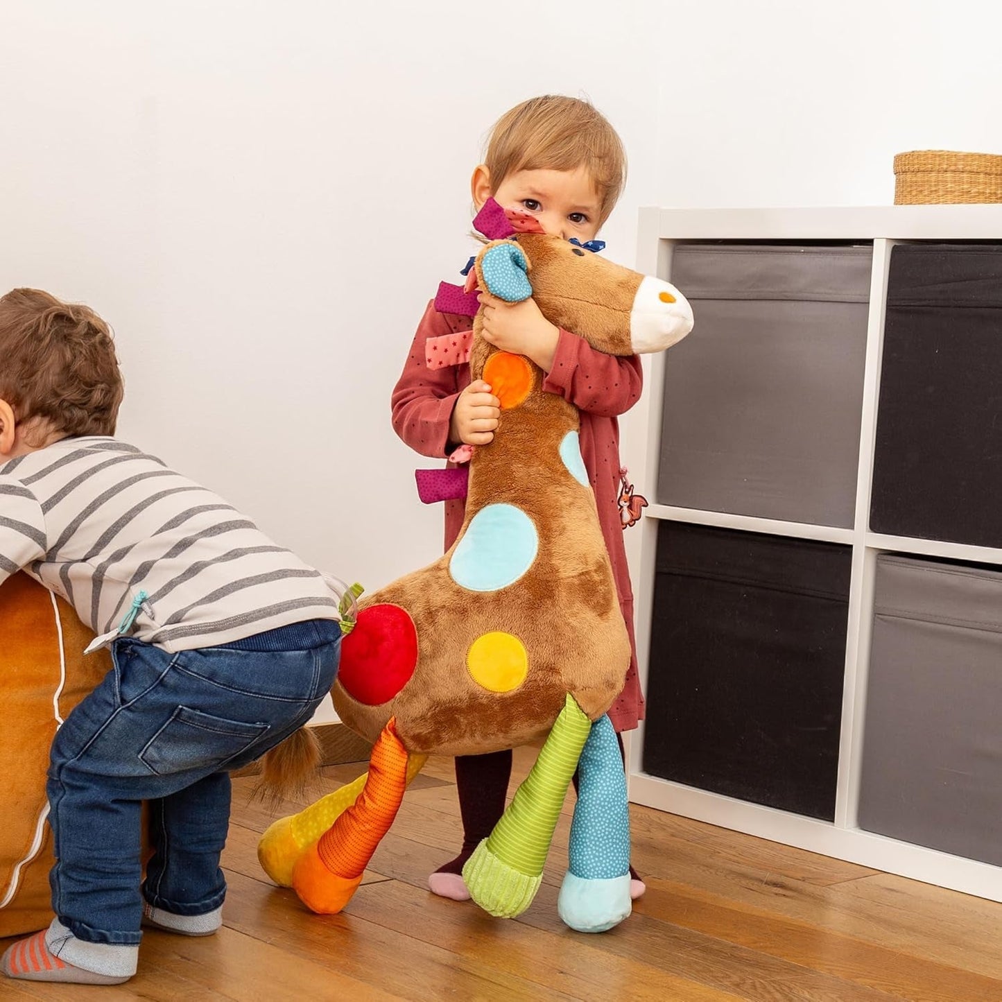 SIGIKID 42863 Jouet Bébé Girafe XXL, Jouet Éducatif PlayQ, Peluche avec Anneau de Dentition, Hochet, Miroir, Couinant, pour Bébés et Enfants à partir de 3 Mois, Multicolore/Girafe 72cm Jouets Bebe Naty Shop