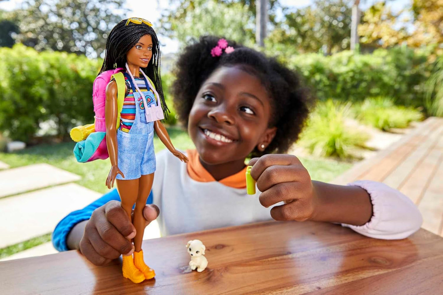 Barbie HDF74 Lot de 2 poupées ! Brooklyn Camping Doll (Brunette avec nattes tressées, env. 29 cm) avec chiot, sac à dos, sac de couchage, 10 accessoires de camping, cadeau pour les enfants à partir de 3 ans