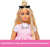 Poupée Barbie Deluxe Style no. 3 avec tenue Barbiecore, cheveux blonds en chignon haut, robe rose pastel avec nœud surdimensionné et accessoires comme des collants résille, HYV27