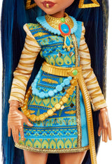 Monster High Cleo de Nile Puppe, Mummie Modepuppe, Königliches Outfit, Killerstiefel, Pyramidenrucksack, Accessoires, pour enfants à partir de 4 ans, HHK54