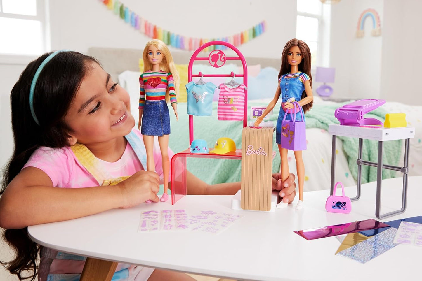 Barbie Fashion Boutique Playset – Poupée à motif aluminium, plus de 150 looks originaux, comprend 2 chemisiers et 5 feuilles aluminium, un portant et un lecteur de cartes de crédit, à partir de 3 ans, HKT78