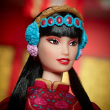BARBIE Lunar New Year Barbie Puppe - Traditionnelles Kleid in glücksbringendem Rot mit Pfingstrosenmuster, cyanblaue Schuhe mit pinken Troddeln, inspirée de l'Opéra de Pékin, HRM57