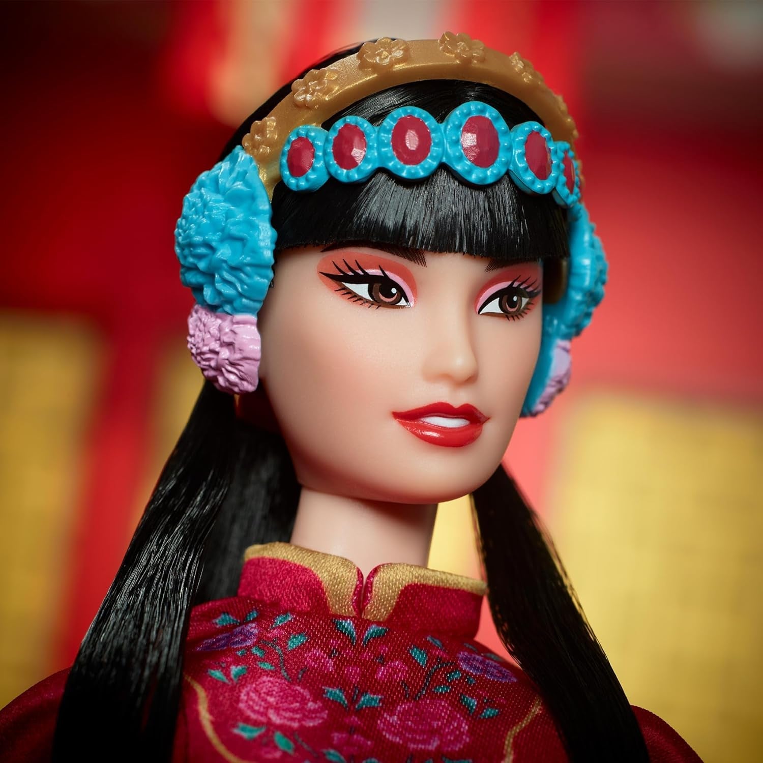 BARBIE Lunar New Year Barbie Puppe - Traditionnelles Kleid in glücksbringendem Rot mit Pfingstrosenmuster, cyanblaue Schuhe mit pinken Troddeln, inspirée de l'Opéra de Pékin, HRM57