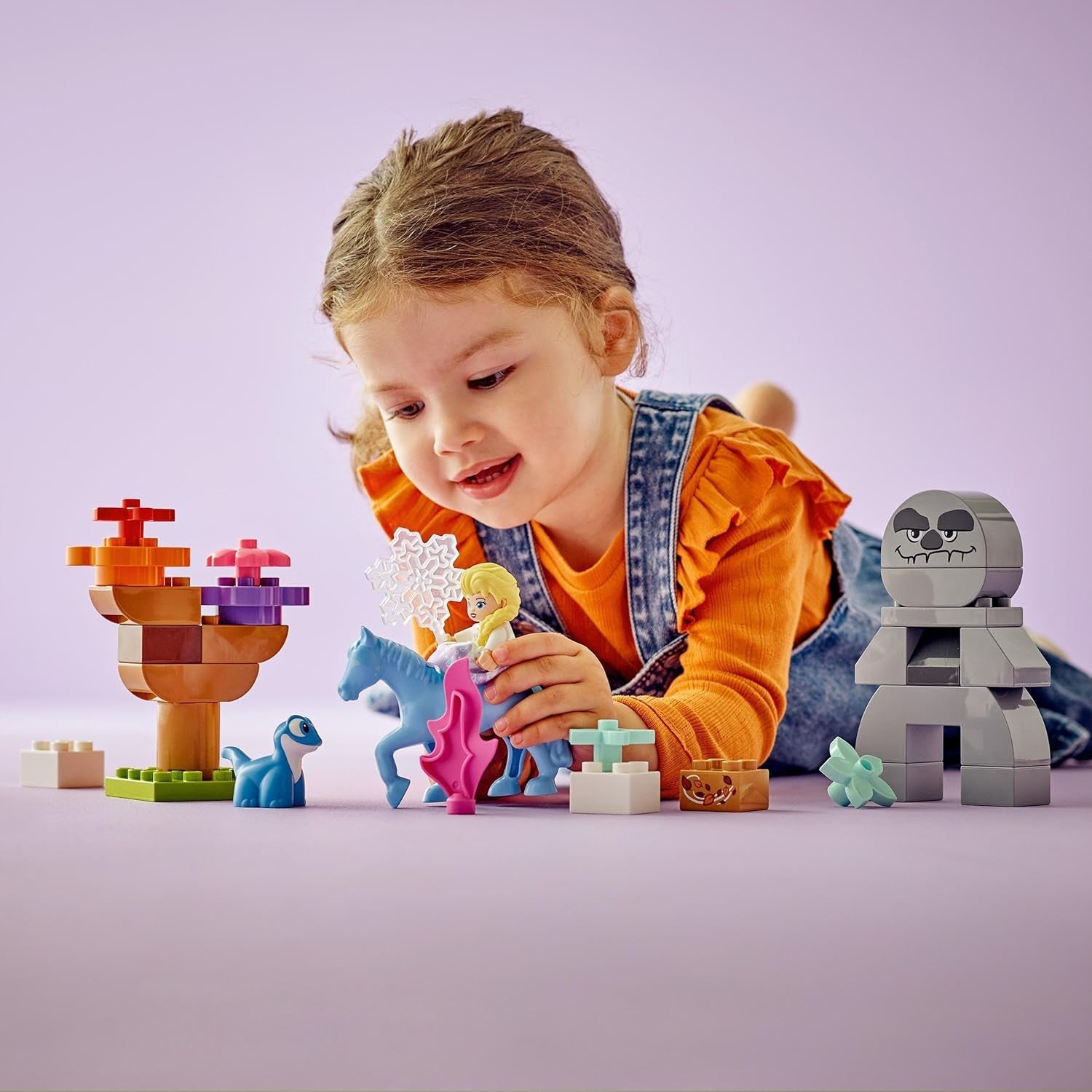 LEGO DUPLO | Disney ELSA et Bruni dans la forêt enchantée, La Reine des Glaces, jouet à 4 figurines pour les enfants de 2 ans, cadeau préscolaire pour les filles et les garçons de 2 ans et plus, basé sur les ensembles de construction La Reine des Neiges 2 10418 Beuche den LEGO-Store