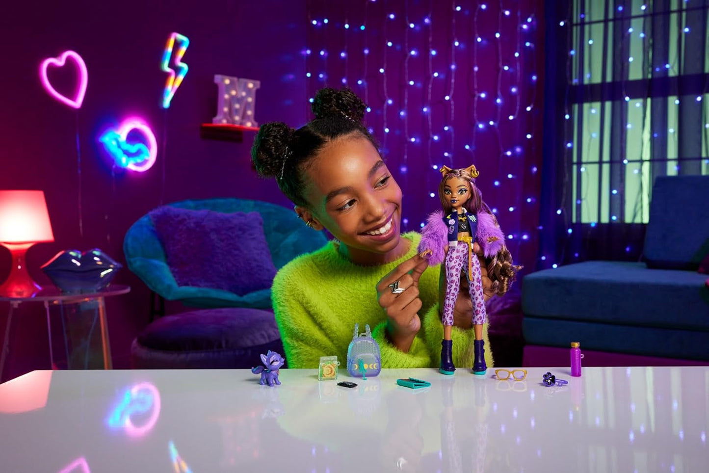 Poupée Monster High Clawdeen Wolf avec croissant de chiot et accessoires tels que cartable, calendrier, collations et plus encore, HRP65