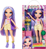 Poupée Rainbow High My Fashion Style - Violet - 28 cm Poupée mannequin violette avec tenue attrayante et sac élégant, pour jouer, poser, collectionner, pour les enfants de 4 à 12 ans