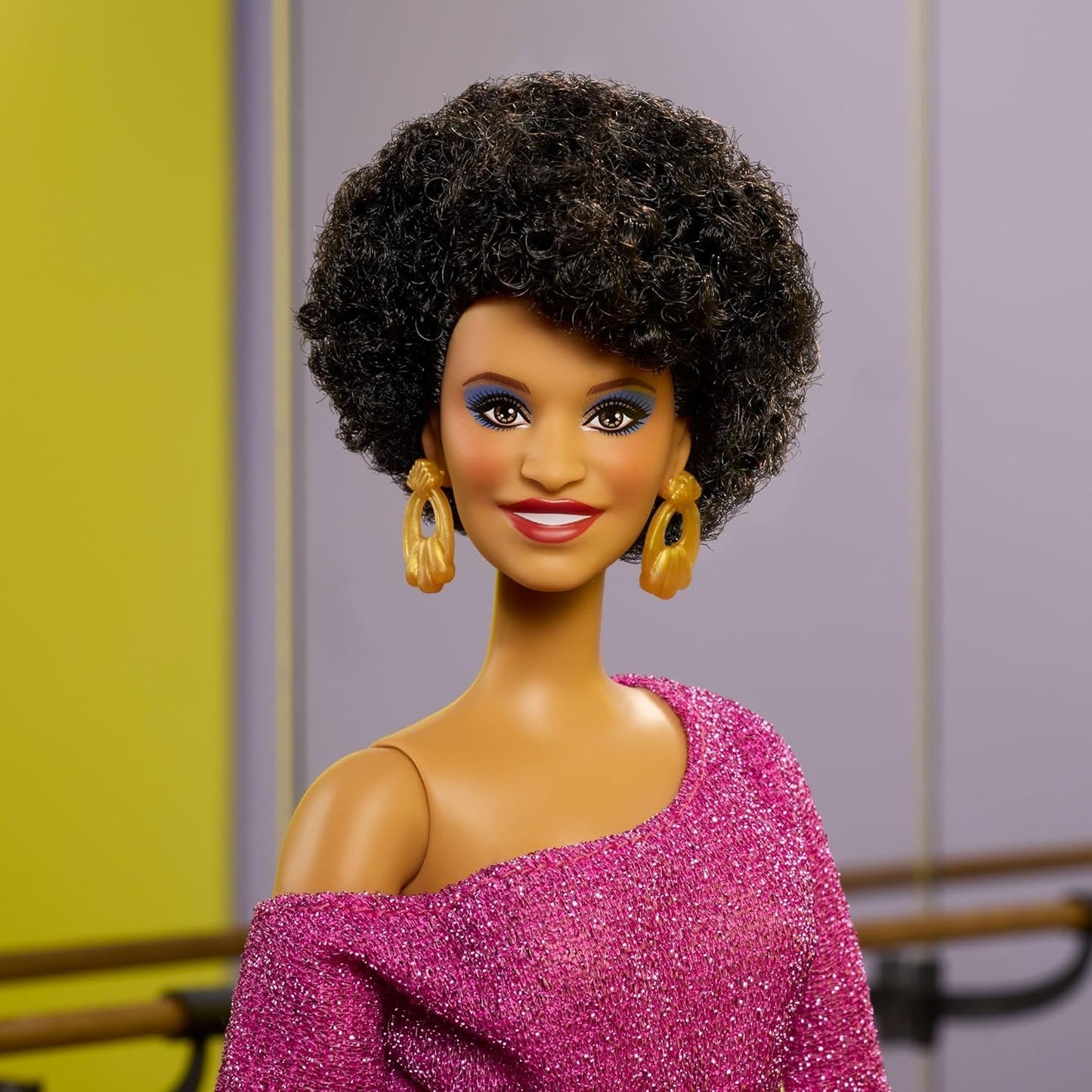 Barbie Signature Debbie Allen Tribute Collection Poupée en haut à épaules dénudées, ceinture dorée et pantalon et leggings à franges violets, JBJ24