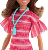 Barbie et Teresa reçus pour la poupée de mode Teresa avec une tenue unique pour un usage domestique et des accessoires, y compris un collier, JCT02