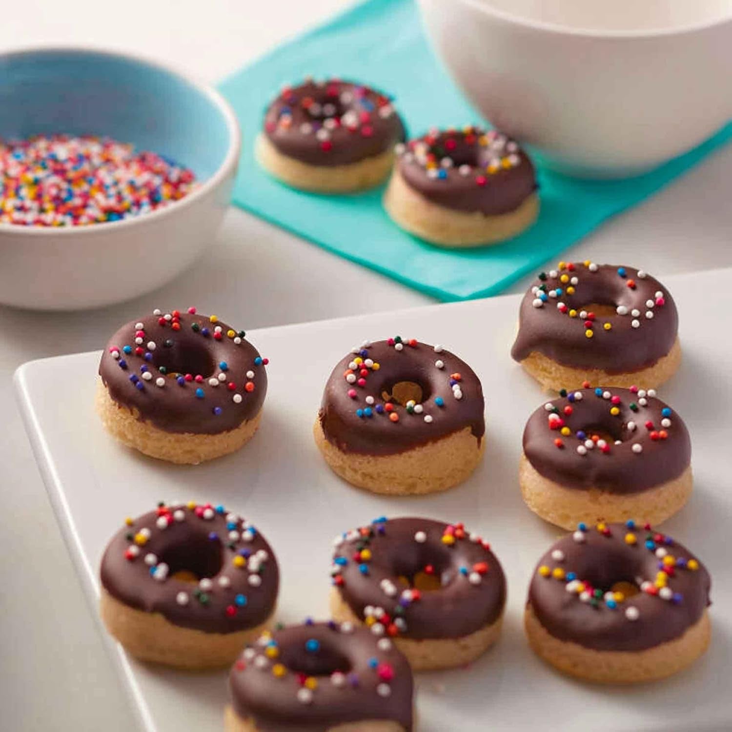 Wilton Donut-Backform Mit 12 Mulden Donutform, Hochwertige Donut Backform Mit Antihaftbeschichtung Für 12 Mini-Donuts, Spülmaschinenfest Moules et plaques pour la pâtisserie Naty Shop