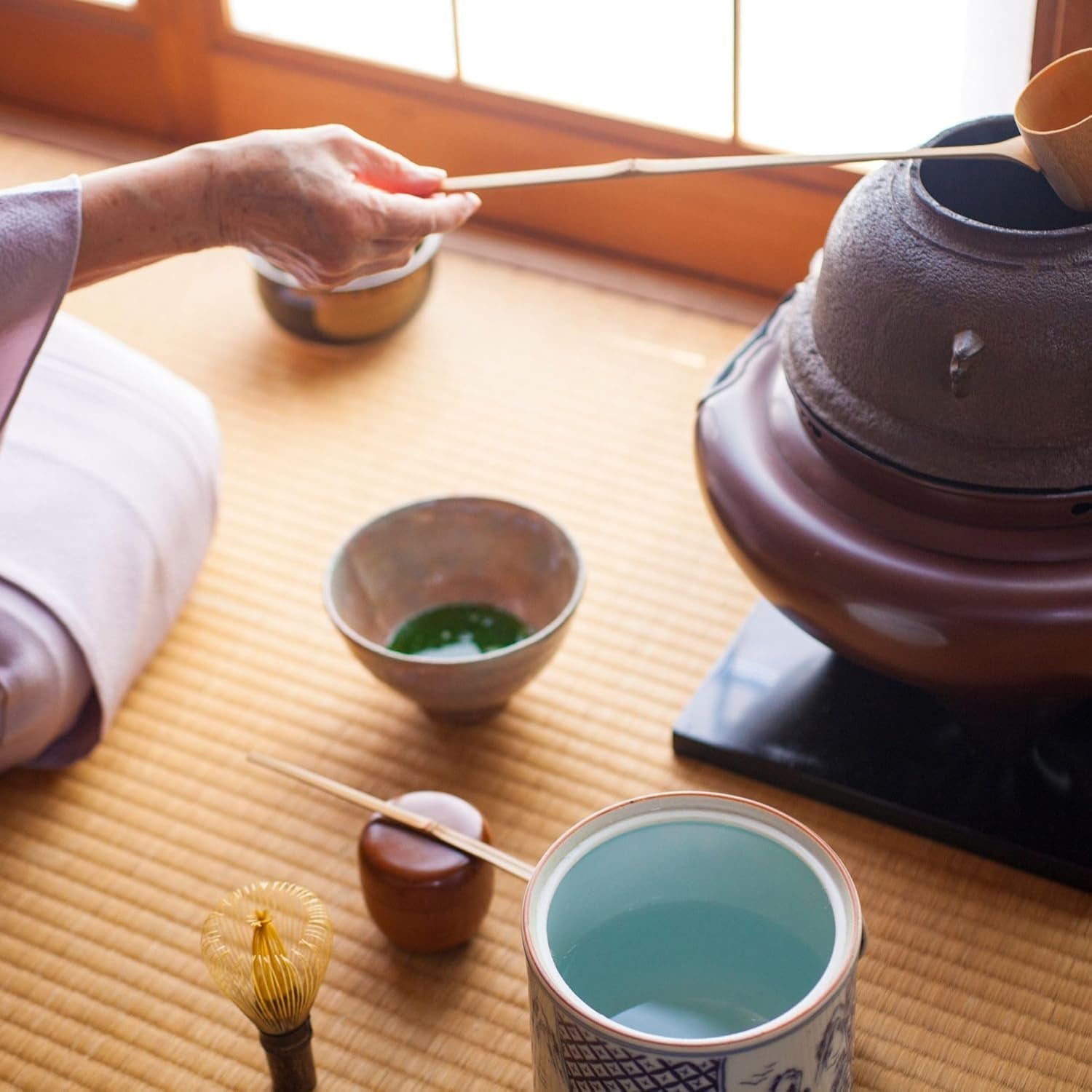 Thé Matcha Sakura 50 g – Qualité cérémonielle du Japon – Thé vert de qualité supérieure avec poudre de fleur de Sakura – Première récolte, moulu sur pierre, végétalien, sans additifs