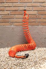 BLACK+DECKER Tuyau spiralé 15M - Tuyau d'arrosage comprenant un pulvérisateur d'arrosage et des raccords 1/2" - Plastique - Orange/Noir