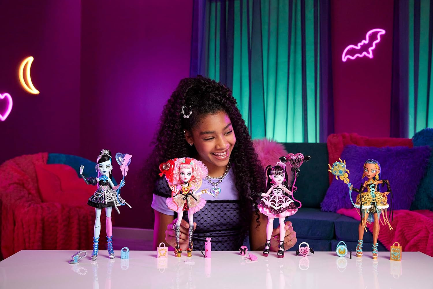 Poupée Monster High Scary Sweet Birthday Cupidon Asteria en robe de soirée rose et rouge avec accessoires à thème comme une invitation, un ballon, un cadeau et plus encore, JBG77