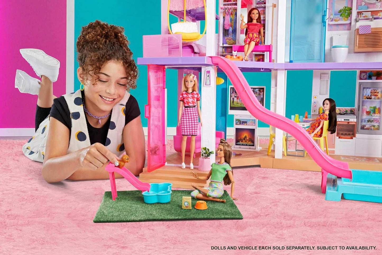Barbie Dream House (114 cm), maison de poupée à 3 étages, piscine, toboggan, ascenseur pour fauteuil roulant, 75 accessoires, poupées, convient comme cadeau pour les enfants de 3 ans et plus, GRG93