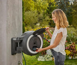 Gardena PowerRoll XXL Solo Dévidoir mural sans fil : enrouleur automatique avec tuyau d'arrosage de 40 m, guide de tuyau et RollControl, alimenté par batterie, résistant aux UV et au gel (18647-55)