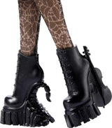 Monster High Wednesday Puppe et Accessoires, Wednesday Addams Sammelfigur in Nevermore Academy Uniform mit Eiskaltem Händchen und Rucksack, Puppenständer, HXJ04