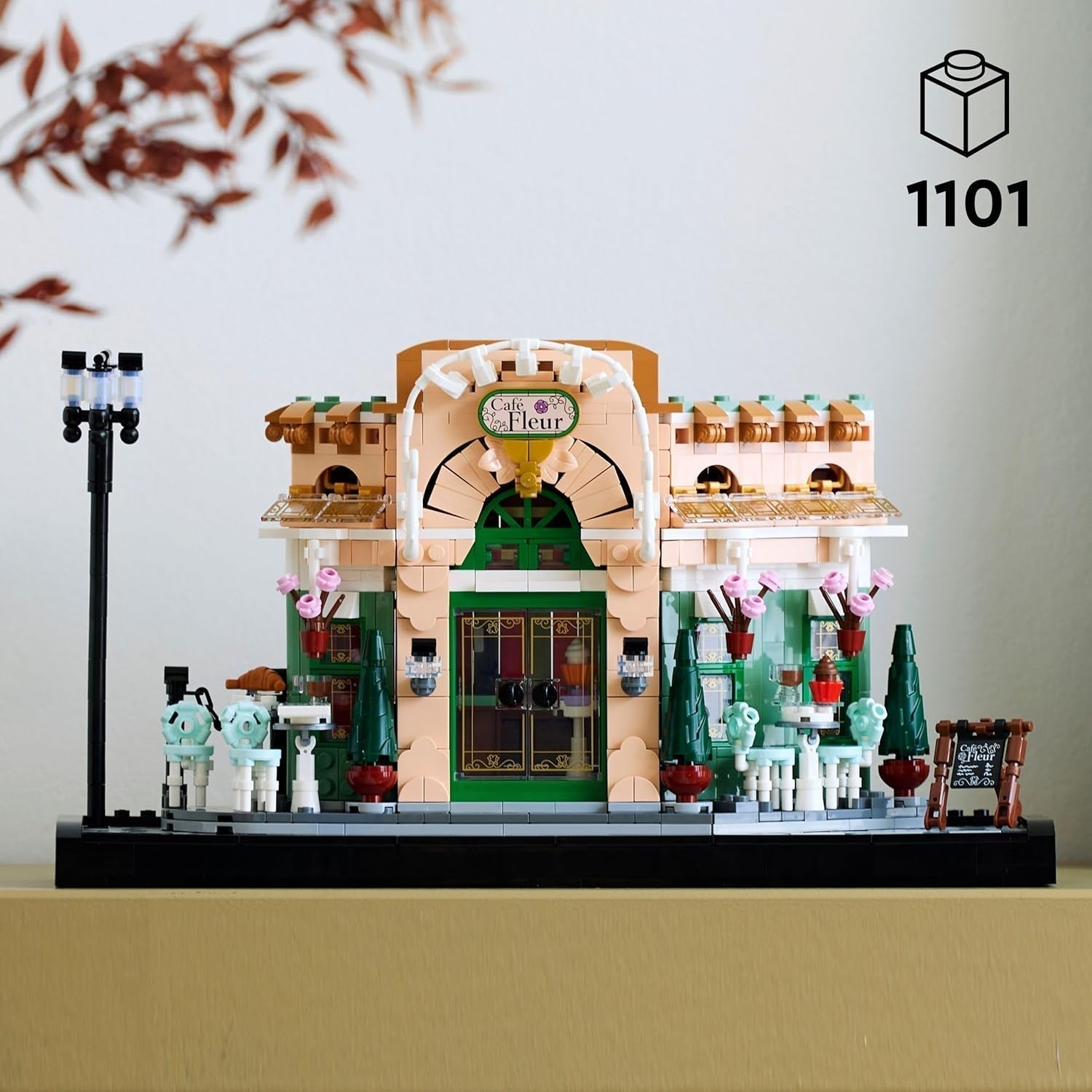 LEGO Icons French Café - Décorations pour salon ou bureau - Ensemble de construction pour adultes comprenant une façade pittoresque, un pot de fleurs suspendu et des chaises - Cadeau pour hommes et femmes 10362 Jeux de construction Besuche den LEGO-Store