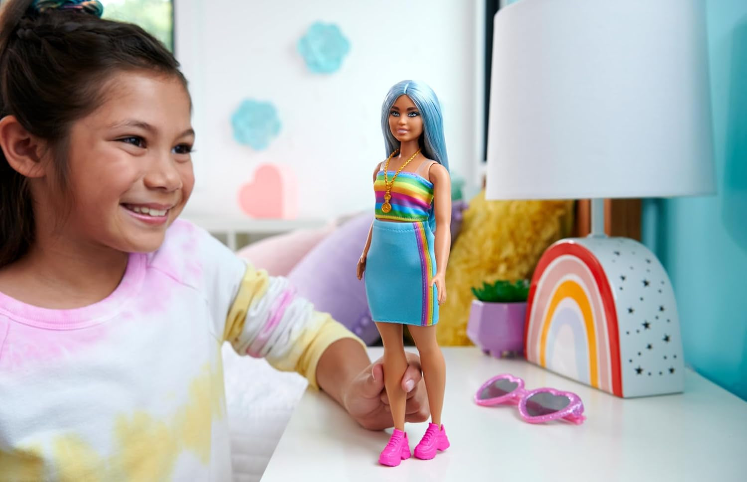 Poupée Barbie Fashionistas no. 218 avec de longs cheveux bleus, un haut arc-en-ciel et une jupe turquoise, poupée de mode à collectionner pour le 65e anniversaire, HRH16 Naty Shop Dolls