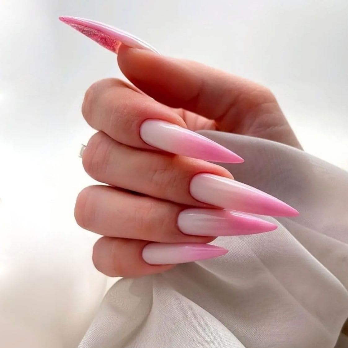 Mouyouglow longs ongles Stiletto laiteux blanc dégradé rose paillettes Cool faux ongles avec colle rose Ombre paillettes ongles artificiels