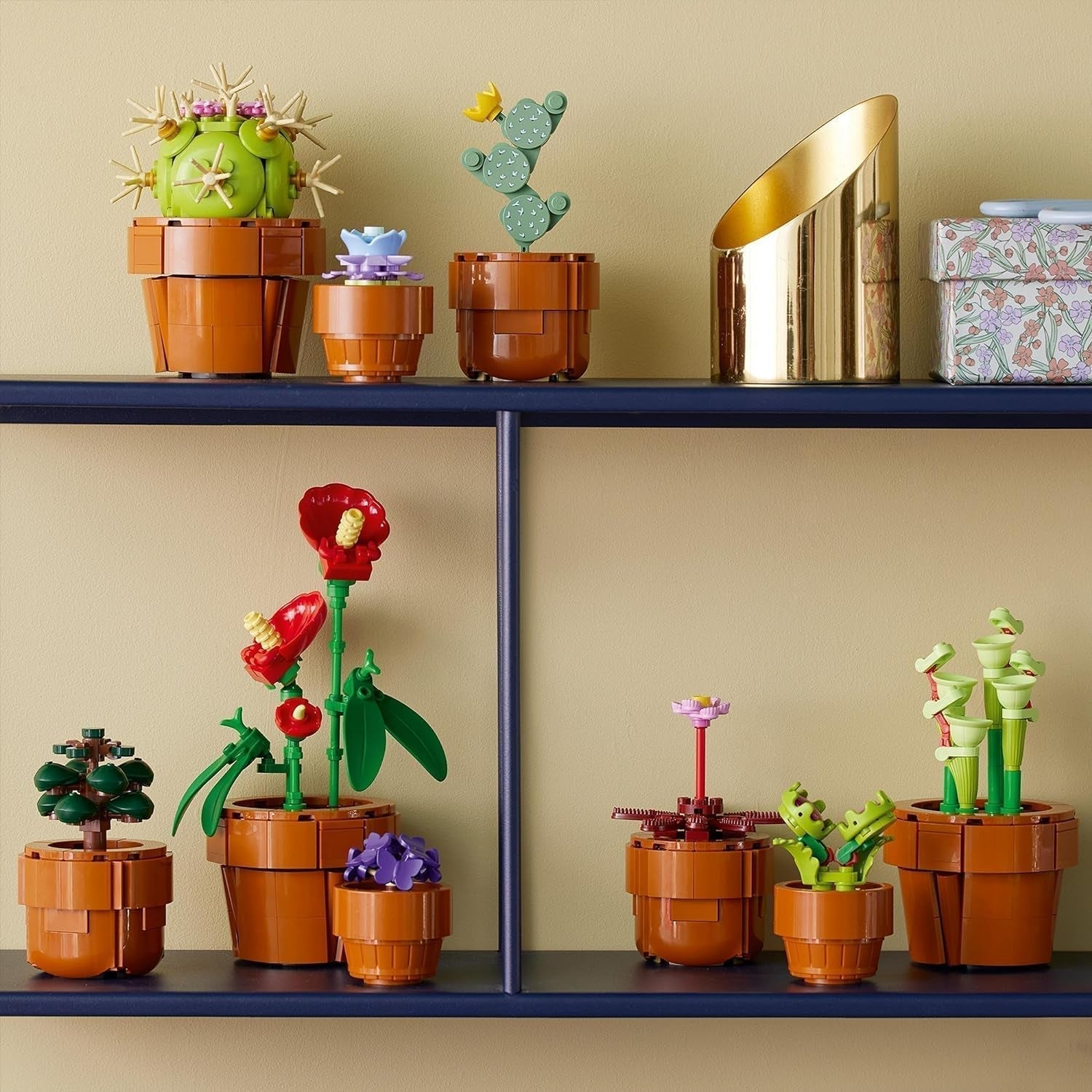 Mini plantes LEGO Icons, 9 fleurs artificielles à construire, ensemble de collection botanique pour adultes avec pot en terre cuite à construire, décoration d'intérieur, cadeau pour femmes et hommes 10329 Ensembles de construction Besuche den LEGO-Store