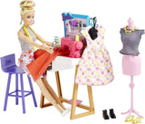 Barbie HDY90 - Poupée de créateur de mode (30,40 cm) et studio, plus de 25 accessoires de design et de mode, bureau design, chaise, machine à coudre, échantillons textiles, mannequin et plus, jouet pour 3 ans et plus