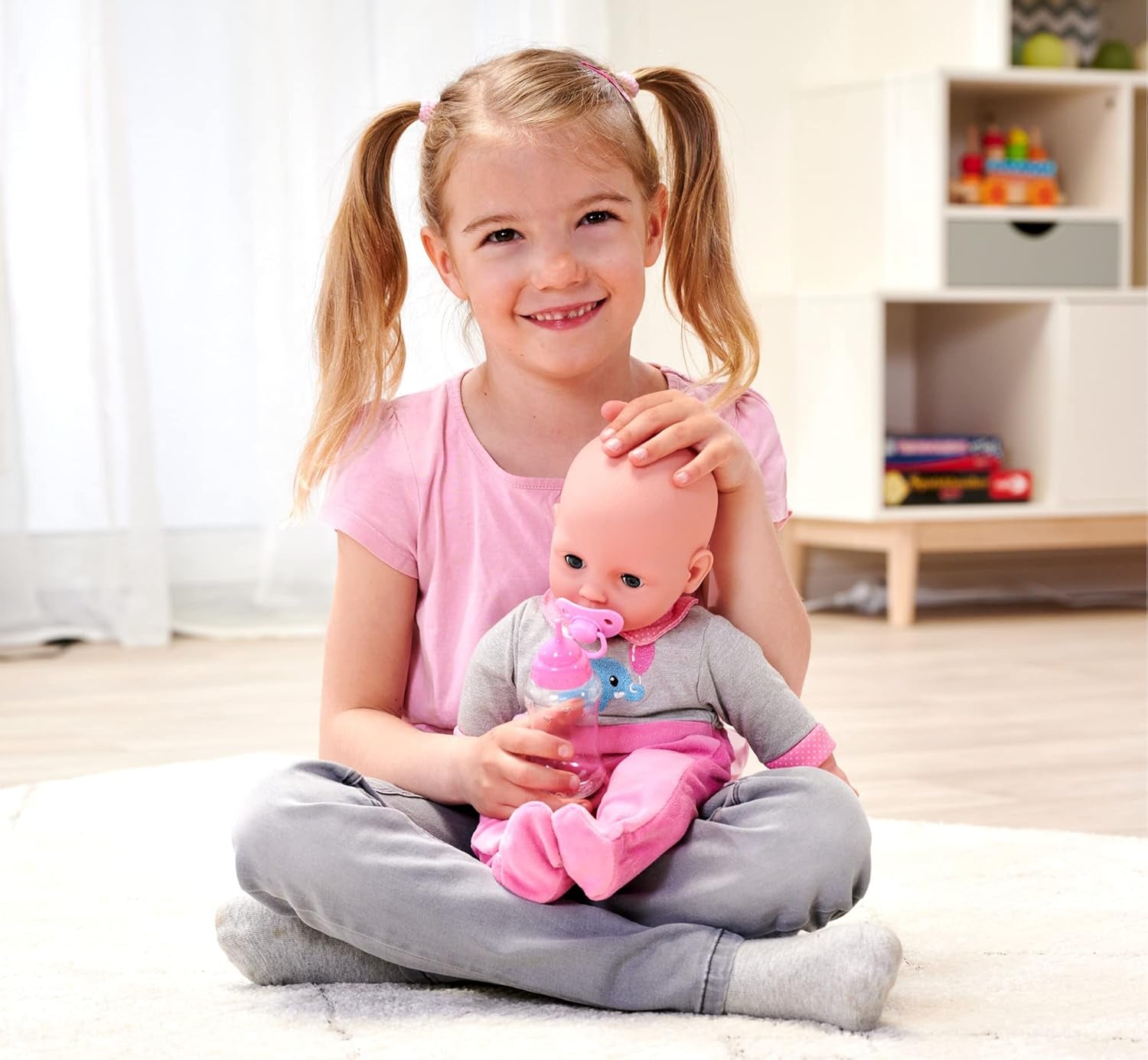 Simba 105140066 - Laura Interactive, poupée au corps doux aux yeux endormis, babille lorsqu'on la bouge, boit au biberon et s'endort, 40 cm, poupée pour enfants à partir de 2 ans