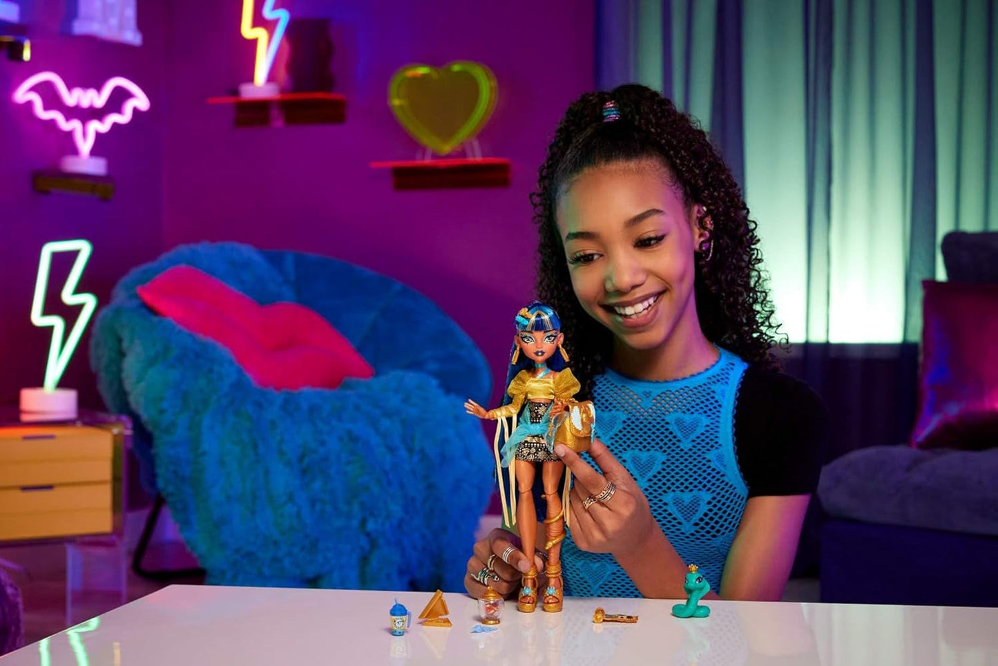 Poupée Monster High Cleo De Nile en chemisier doré et jupe superposée, comprend un animal de compagnie Cobra Hissette et des accessoires tels qu'un sac à dos, une collation et un rouleau de papier, HXH74 Naty Shop Dolls