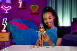 Poupée Monster High Cleo De Nile vêtue d'un chemisier doré et d'une jupe superposée, comprend le cobra Hissette et des accessoires tels qu'un cartable, une collation et un rouleau de papier toilette, HXH74