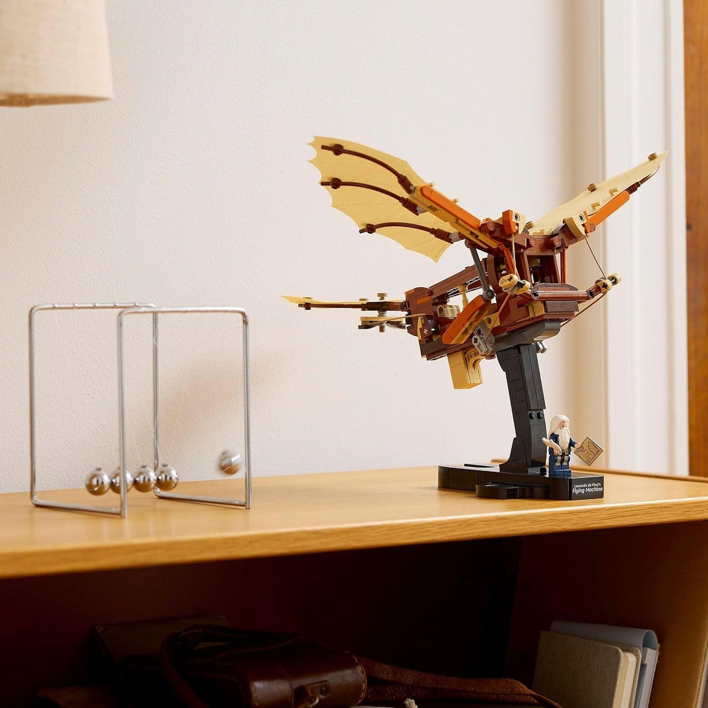 LEGO Icons La machine volante de Léonard de Vinci avec des ailes battantes - Comprend une figurine et un support - Ensemble de construction pour adultes - Ensemble de décoration pour la maison - Idée cadeau - 10363 Jeux de construction Besuche den LEGO-Store