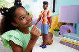 Barbie Fashionistas Ken poupée no. 220 Avec des bretelles et une forme de corps large dans une chemise amovible à motifs orange, un short et des sandales à plateforme, HRH23 Naty Shop Dolls