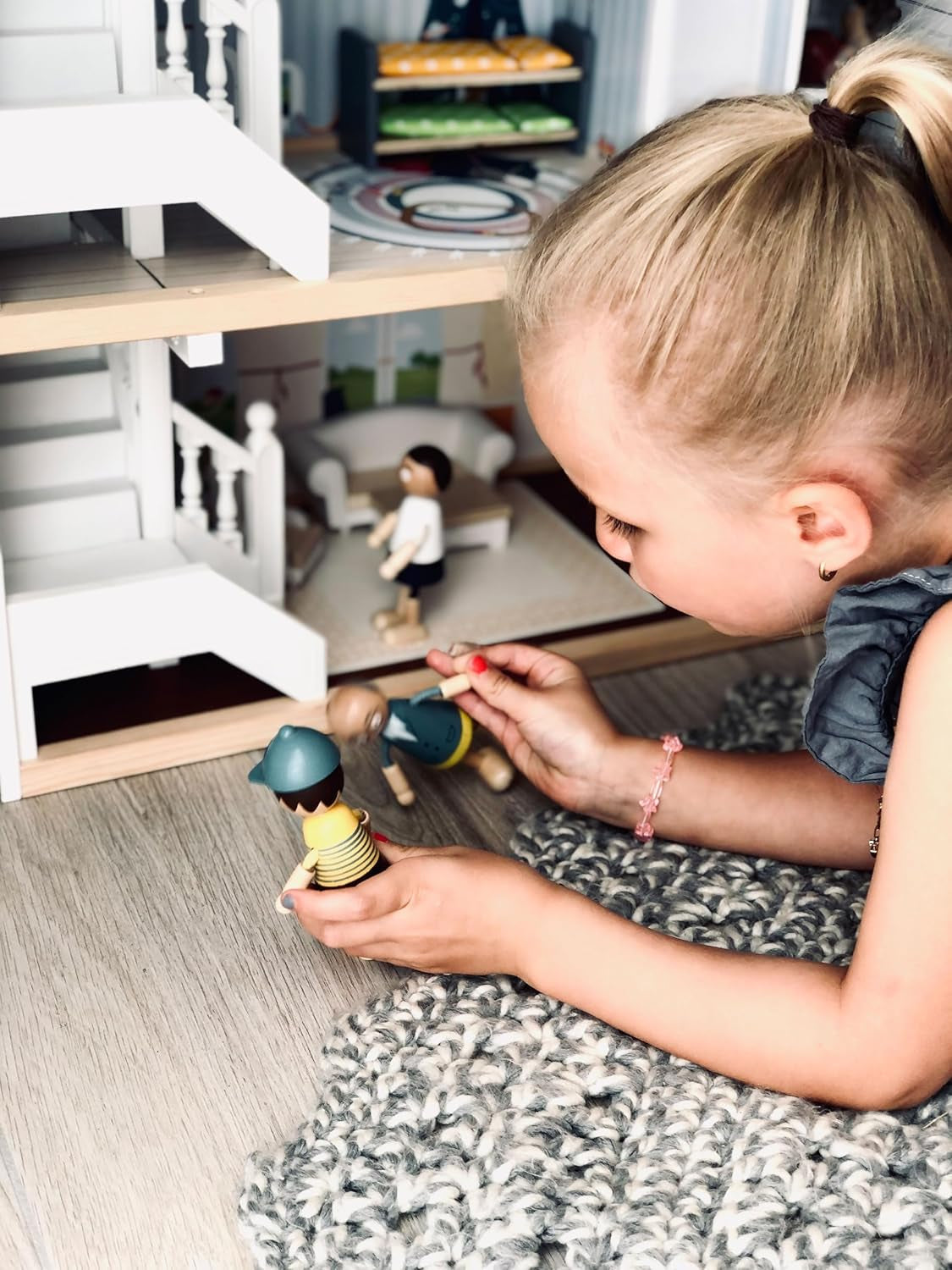 Small Foot Maison de poupée en bois à 3 étages avec façade ouverte et 12 meubles pour 3 ans et plus 11802 Blanc Gris