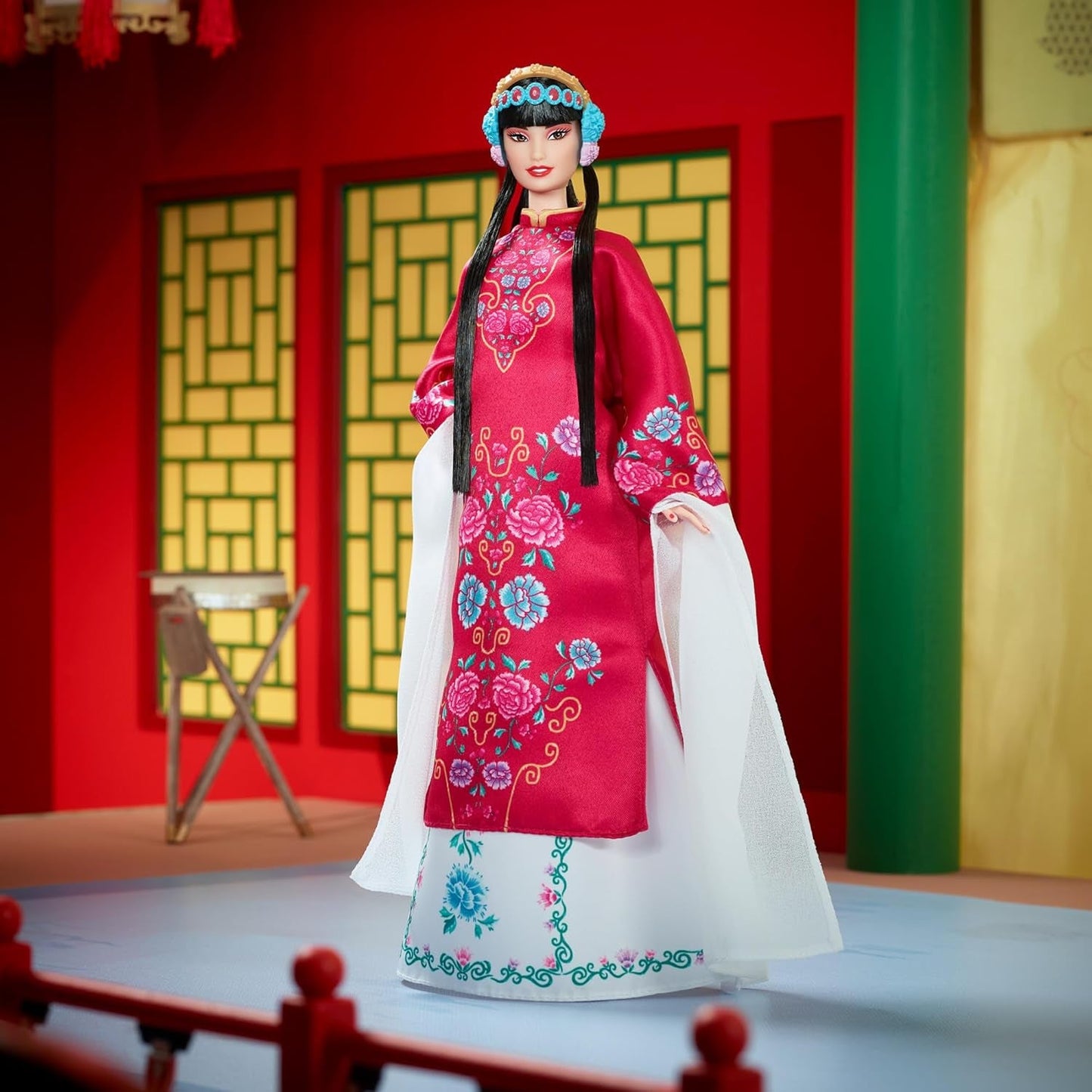 BARBIE Lunar New Year Barbie Puppe - Traditionnelles Kleid in glücksbringendem Rot mit Pfingstrosenmuster, cyanblaue Schuhe mit pinken Troddeln, inspirée de l'Opéra de Pékin, HRM57