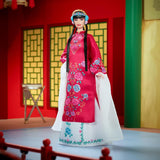 BARBIE Lunar New Year Barbie Puppe - Traditionnelles Kleid in glücksbringendem Rot mit Pfingstrosenmuster, cyanblaue Schuhe mit pinken Troddeln, inspirée de l'Opéra de Pékin, HRM57