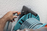 Enrouleur de tuyau mural Gardena Classic 60 avec enrouleur de guidage de tuyau : Pour un montage mural facile, avec système anti-goutte, raccord coudé, grande capacité, gain de place (2650-88)