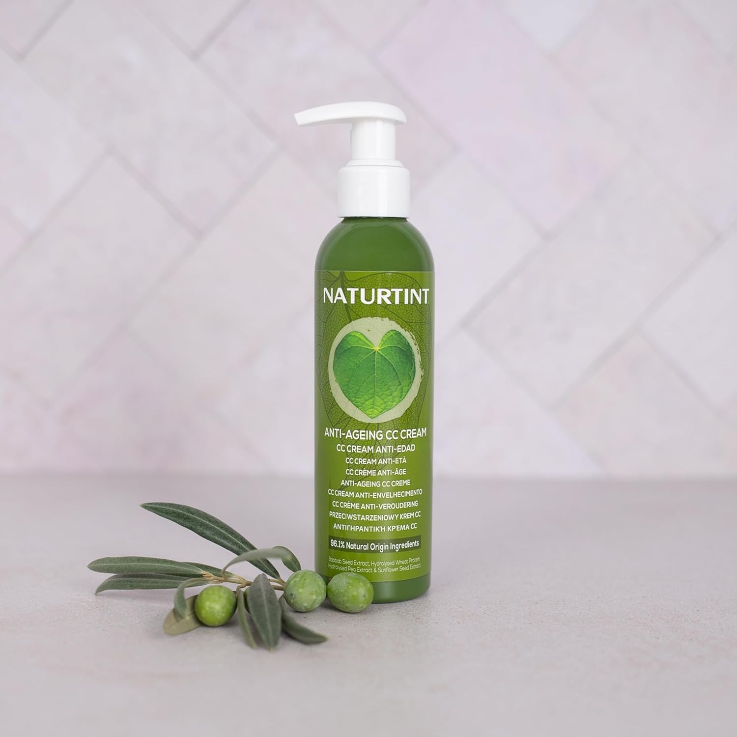 Crème CC teinte naturelle. Masque capillaire sans rinçage. Pour cheveux secs et abîmés. Répare et hydrate. 96% d'ingrédients naturels. Masque capillaire Naty Shop 200 ml