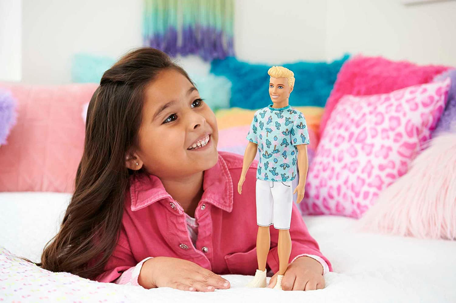 Poupée Barbie Ken Fashionistas - T-shirt imprimé cactus et palmiers, short et baskets blancs, parfaite pour les aventures entre amis et les promenades en ville, pour les enfants de 3 ans et plus, HJT10 Naty Shop Dolls