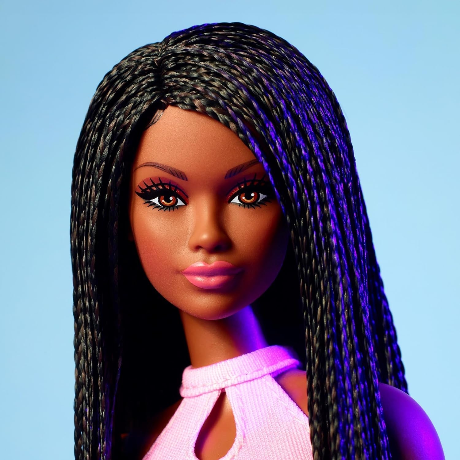 Poupée Barbie Looks, figurine de collection no. 21 avec cheveux noirs tressés et mode Y2K moderne, haut dos nu rose et jupe en simili cuir avec bottes, HRM13 Naty Shop Dolls