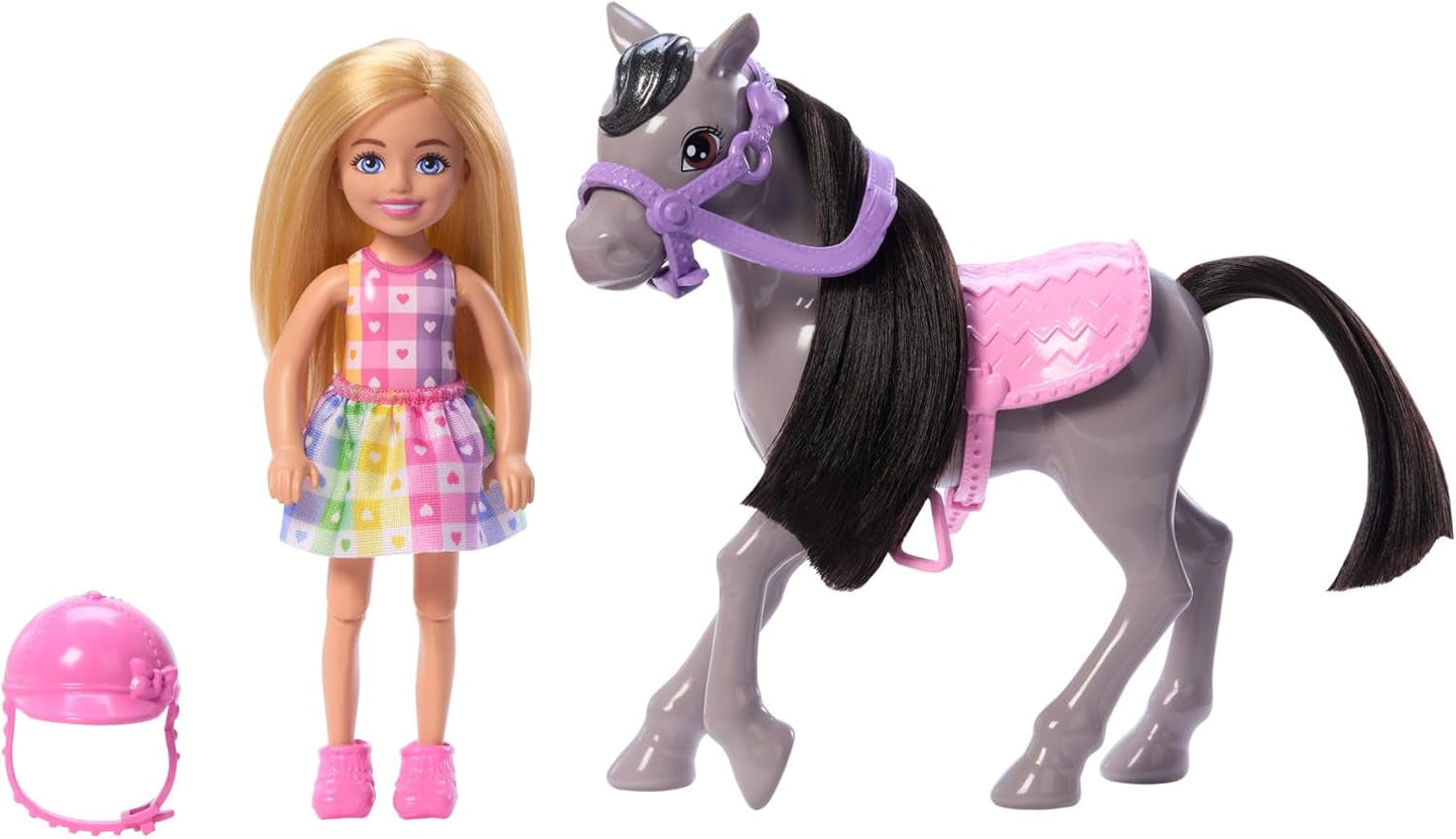 Poupée Barbie Chelsea et Poney et poneys - Montez pendant le jeu pour vous asseoir en toute sécurité sur un cheval, une selle et des bâtons roses, comprend un casque et une jolie robe à carreaux, 3 ans et plus, HTK29 Naty Shop Dolls