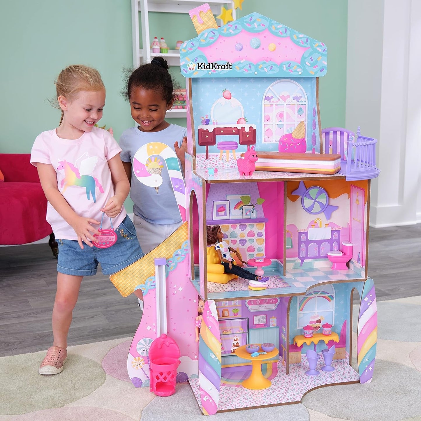 KidKraft Maison de poupée en bois Château de bonbons avec meubles et accessoires, maison de figurines de lama licorne, ascenseur de cornet de glace et chaise d'ours en gomme pour poupées, jouet pour 3 ans et plus, 20242