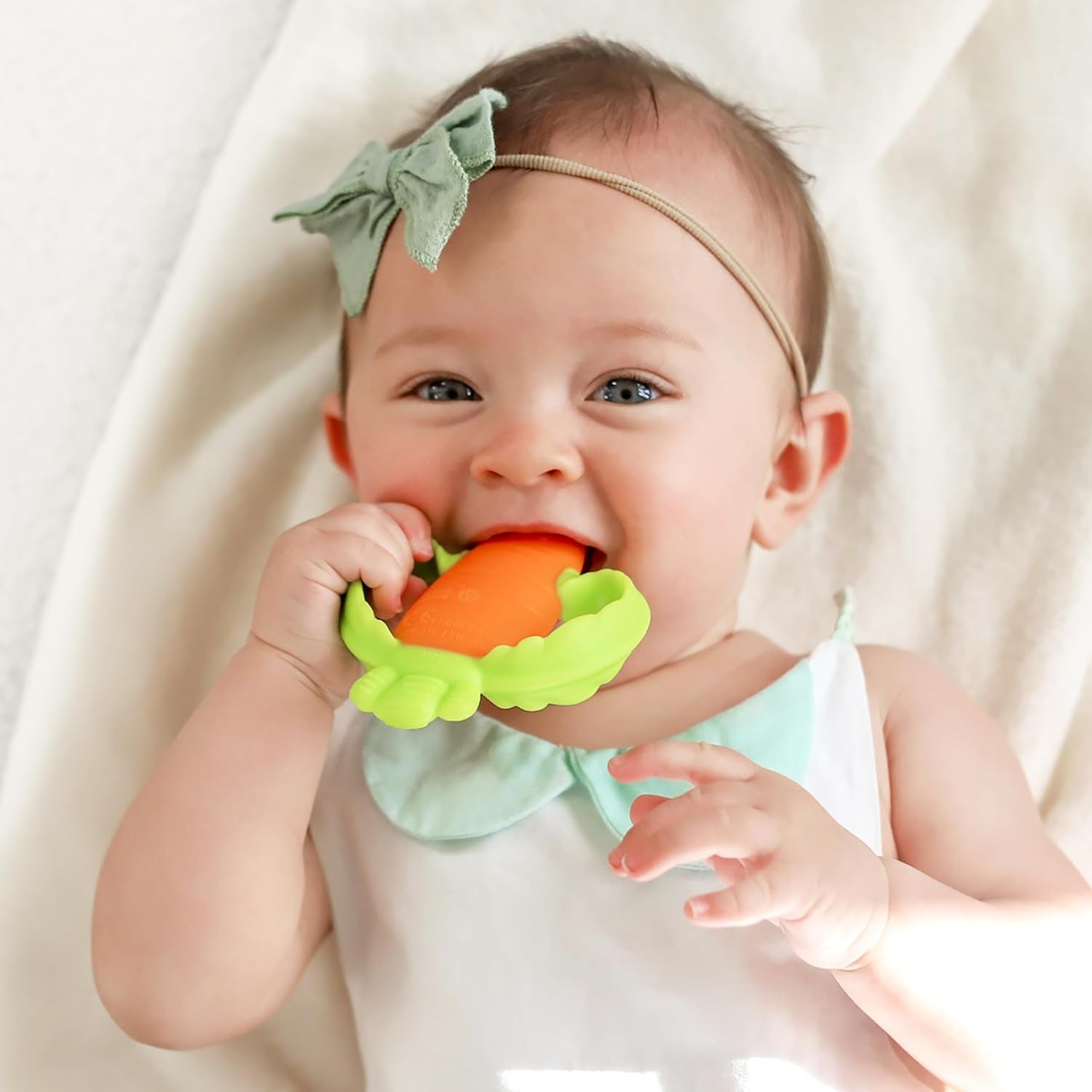 Infantino Lil' Nibbles, anneau de dentition en silicone texturé, jouet de dentition pour bébé sans BPA, doux, facile à tenir, stimulation sensorielle pour nourrissons, carotte