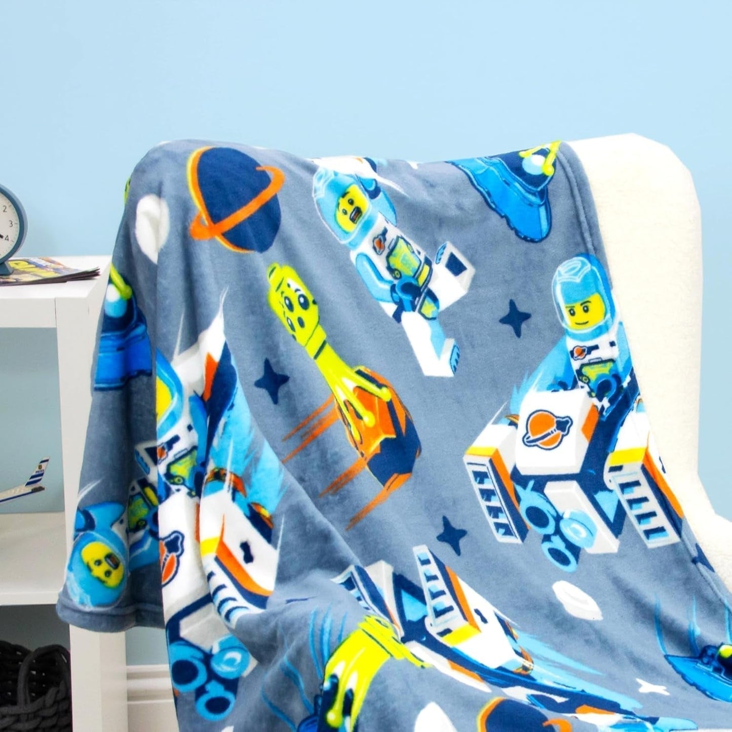 Character World Couverture polaire officielle Lego® City, super douce, bleu chaud, design Cityspace, parfaite pour les chambres, le camping et le sommeil, lits et couvertures 100 x 150 cm Besuche den Character World-Store