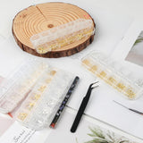 Coffret de 4 porte-clés à ongles – 48 types de porte-clés à ongles 3D dorés et argentés (papillons, fleurs, perles, etc.) + pince à épiler et stylo – pour ongles en gel et acrylique DIY | Idéal pour le salon de manucure et la maison