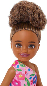 Barbie Chelsea Club – HGT07 – Poupée Articulée Fille Métisse Fleur Rose 15 cm