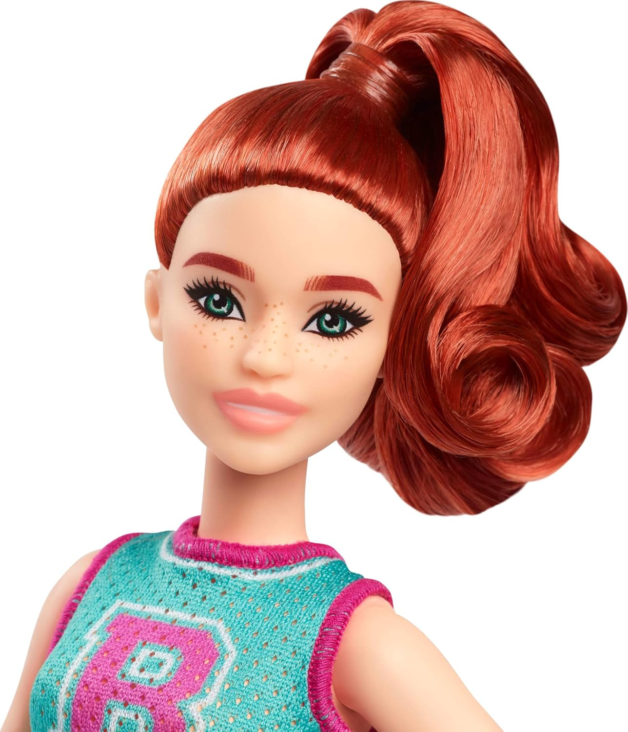 Poupée Barbie Fashionistas no. 232 avec cheveux roux, haut de sport en jersey imprimé B, jupe plissée violette, montre-bracelet et baskets, HYT90 Naty Shop Dolls