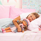 Bayer Design 94635AX Charlene Poupée fonctionnelle avec cheveux et yeux endormis, parle et chante 90 phrases, 2 poèmes et 8 chansons, 46 cm, poupée multi-accessoires, 1,30 kg, rose, gris