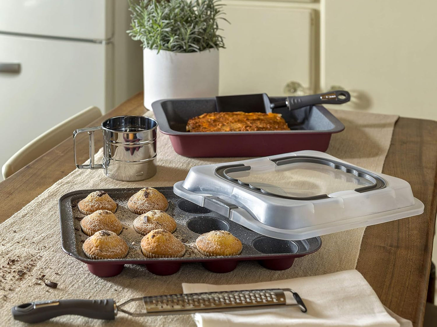 Plaque à pâtisserie Sweet Cherry, pour 12 muffins, avec couvercle, plastique acier, rouge cerise Plaques et moules à pâtisserie Naty Shop