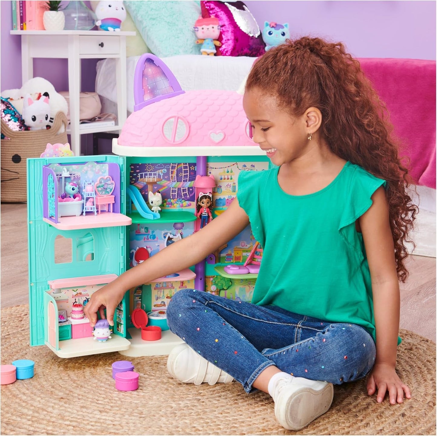 MAISON DE POUPÉES GABBY'S DREAMWORKS - Chambre Deluxe, Confiserie Cakey, Cuisine Kuchi (roumain : Cakey), 3 meubles et 2 boîtes surprises avec accessoires, adaptés aux enfants âgés de 3 ans et plus