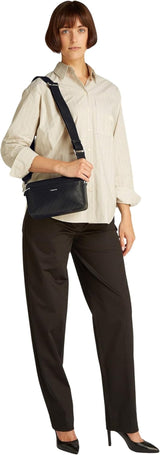 Calvin Klein, Sac bandoulière Must Camera Bag Mono Wide Bandoulière, Noir (Ck Black), Taille réelle Sacs Femme Naty Shop